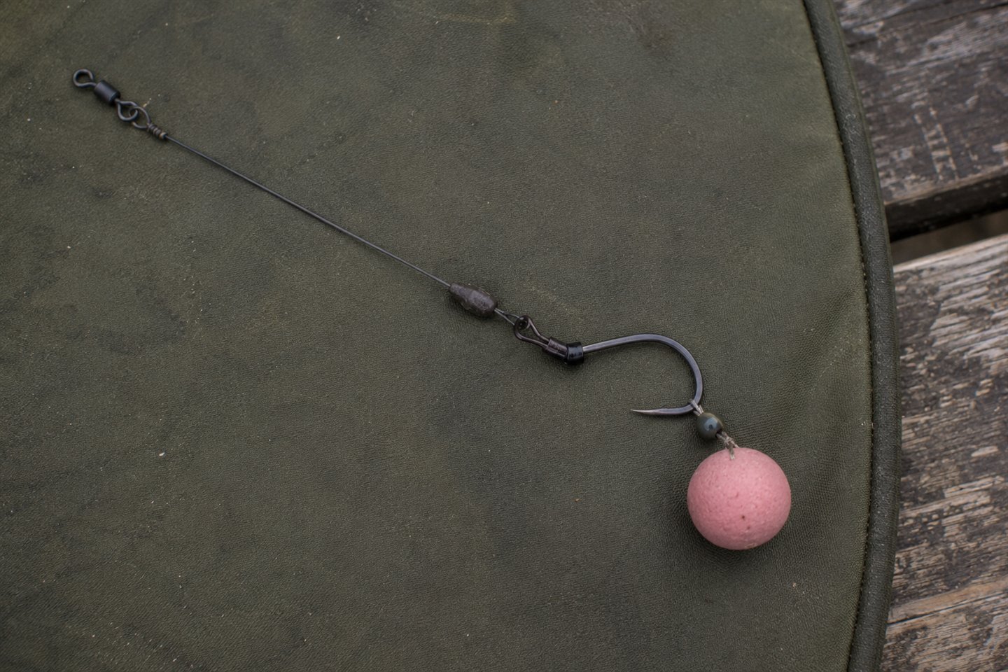 A Ronnie rig, also called a spinner rig, with a pink pop-up hookbait