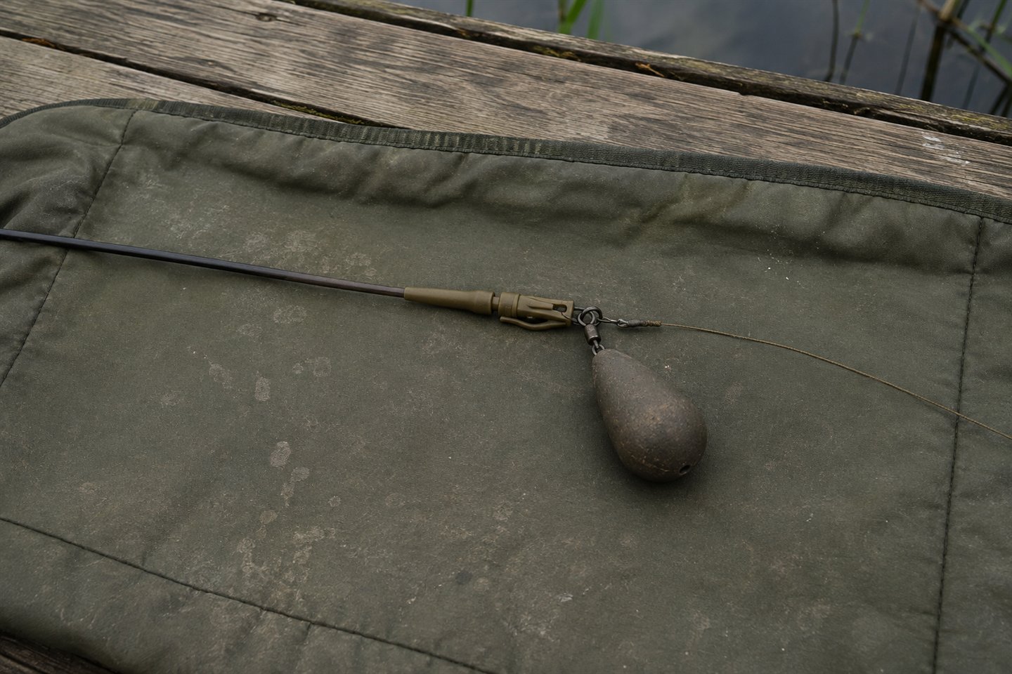 A fish-safe carp lead-clip system with anti-tangle tubing, tail rubber and pear lead